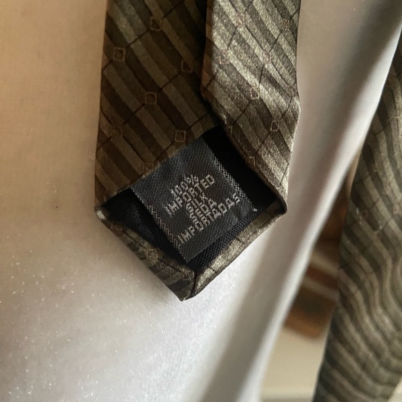 Arrow - Picture 3 of 4